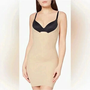NWT Maidenform nude lightweight firm control slimming smoothing shapewear S